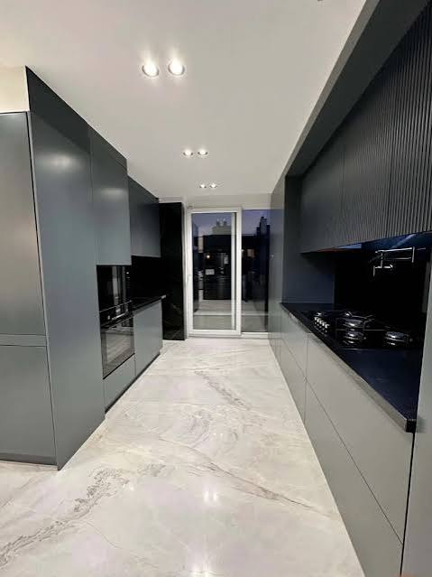 بازسازی ساختمان و نصب اسب