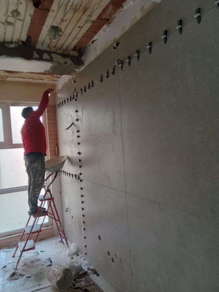 نصب کاشی روی دیوار
