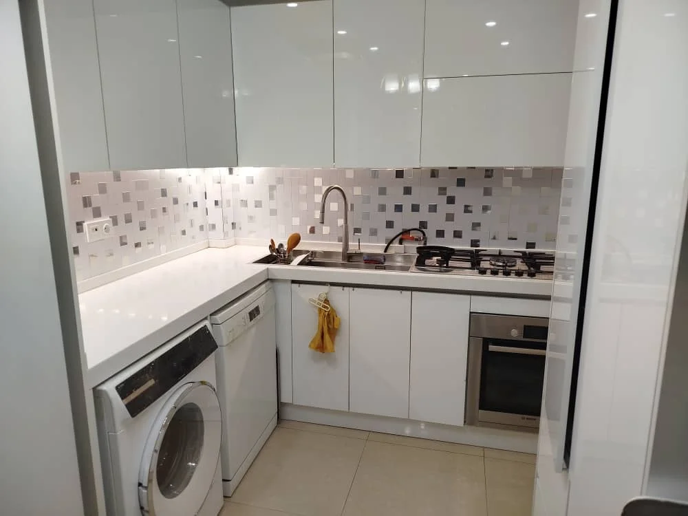 بین کابینتی پشت چسبدار سفید با پیکسل طلایی